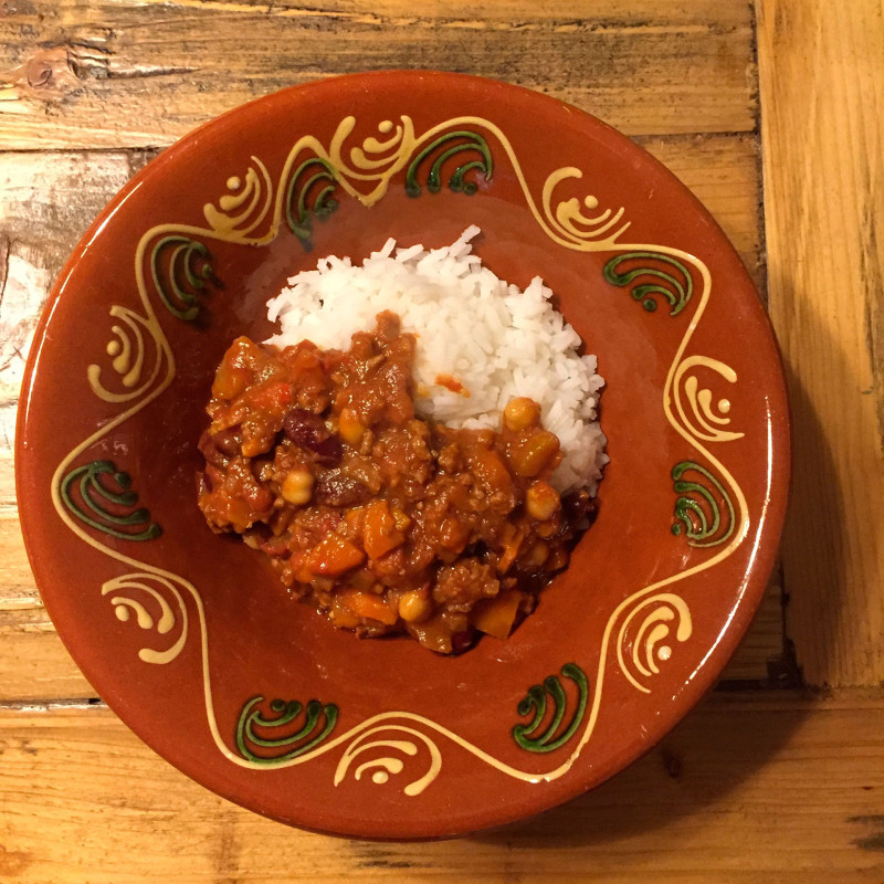 Chili de carne, arroz largo y crema de cheddar